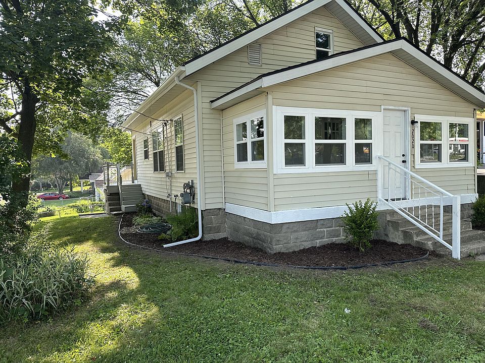 1st image of 2020 Fuller Ave NE