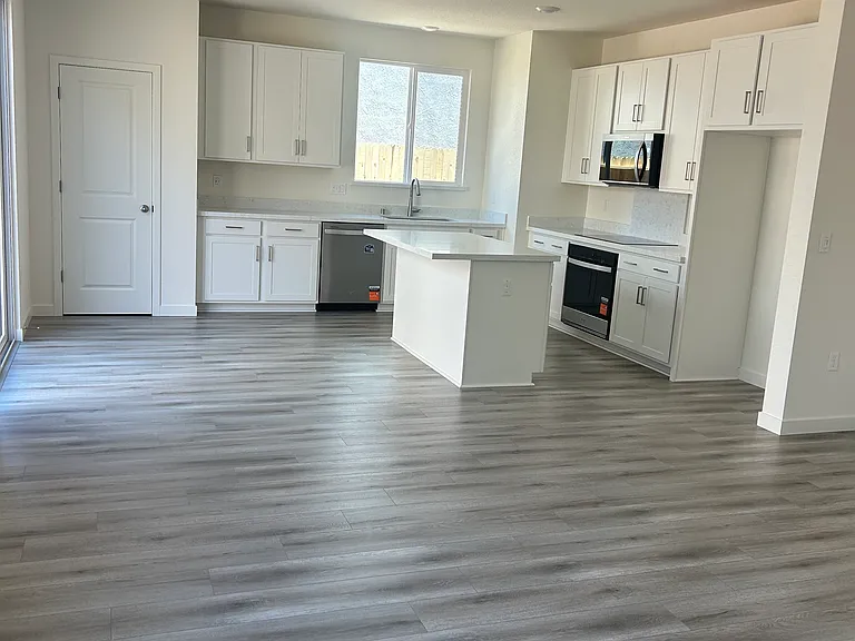 2886 Porcelain St — Photo 4