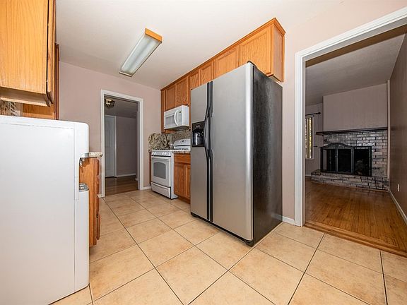 2nd image of 3721 Lowry Dr