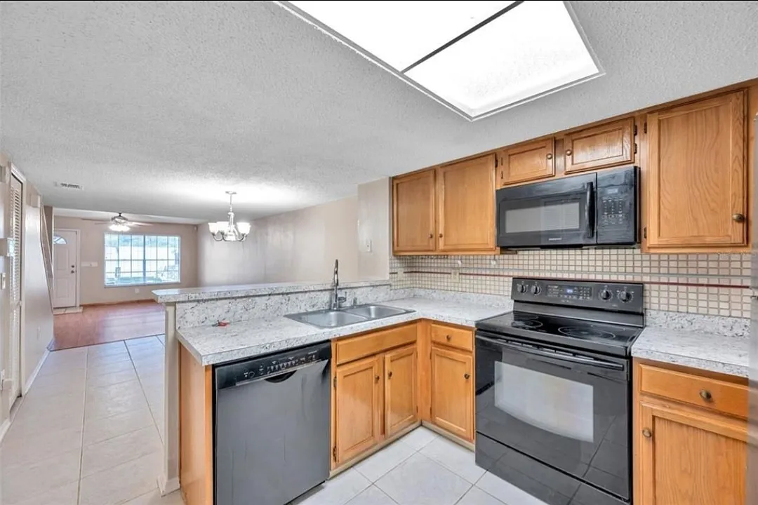 2 bed, 2.5 bath, 1288 sqft, $1,800 — Photo 4