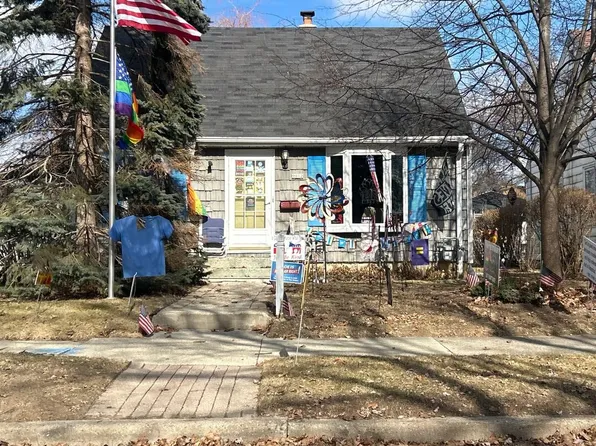 9012 W Metcalf Pl, Milwaukee, WI 53222