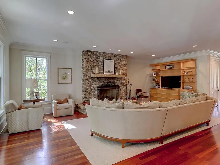 1312 Thompson Ave — Photo 8