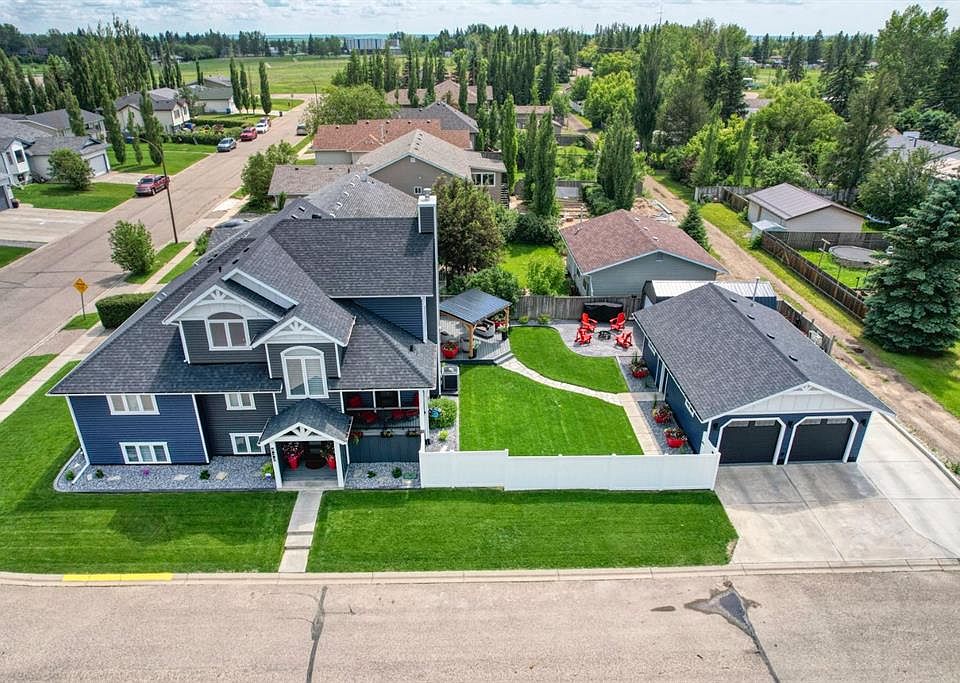 1st image of 833 N 10th Ave NE