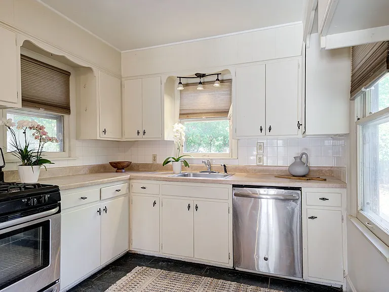 604 N Stewart Ave — Photo 11