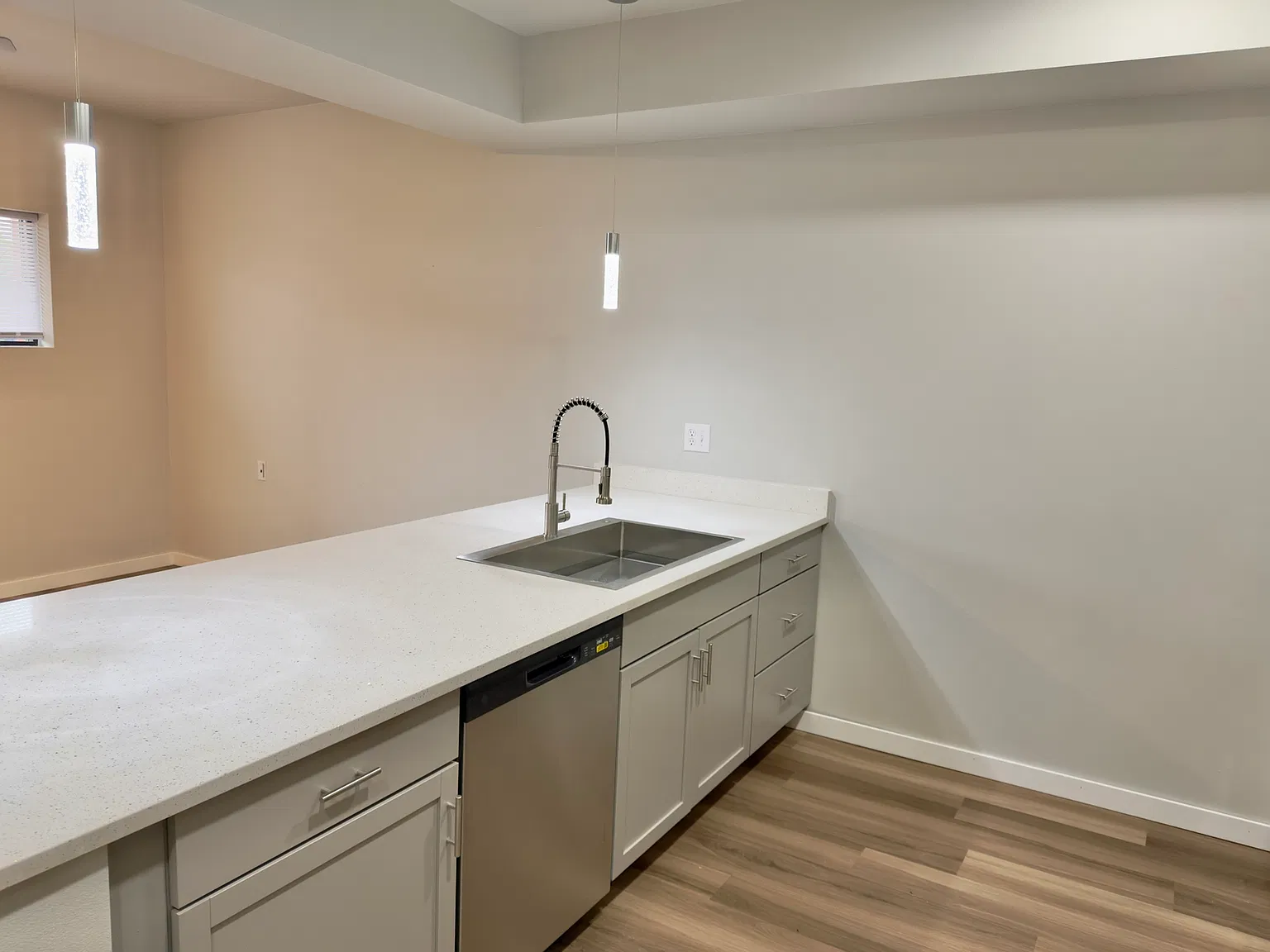400 N Clinton St — Photo 4