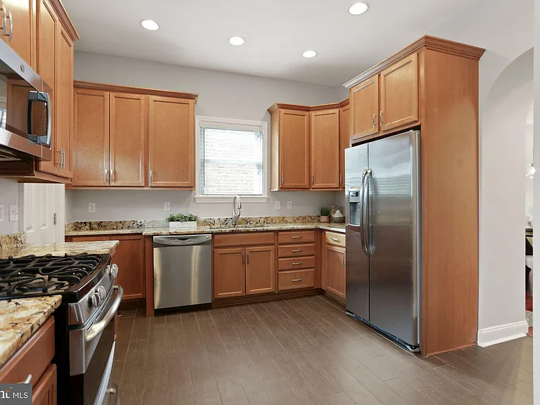 215 T St NE — Photo 8
