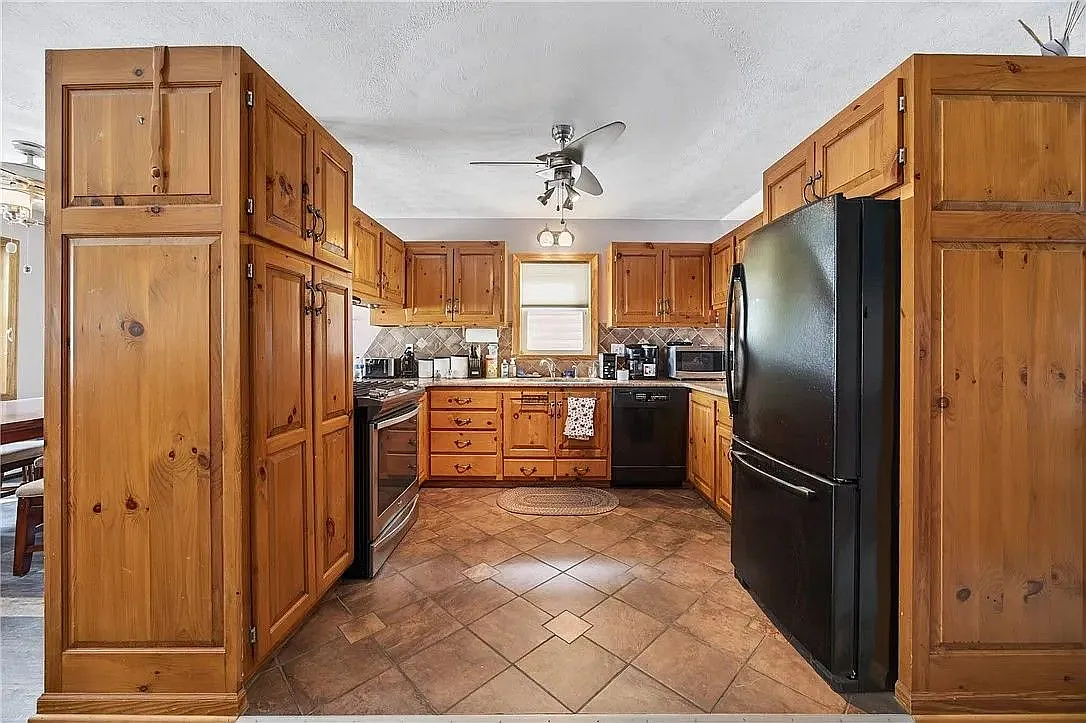 3 bed, 2.0 bath, 1040 sqft, $4,400 — Photo 3