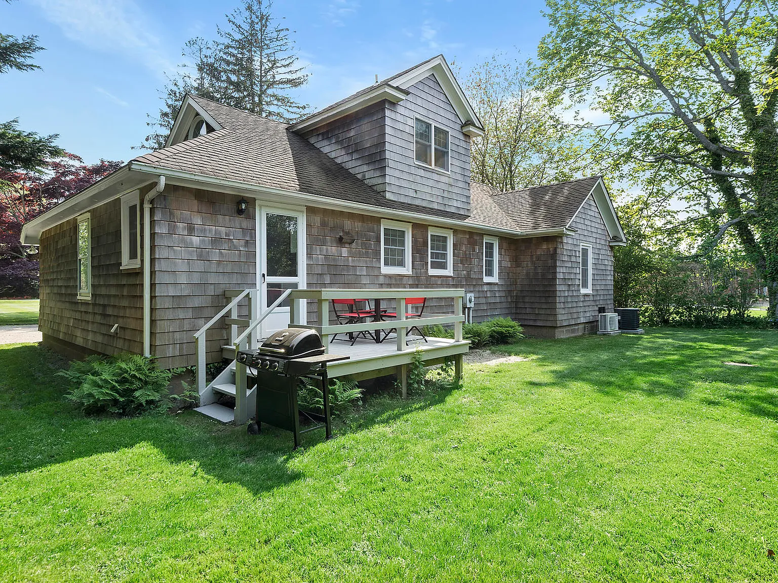 East Hampton Village Cottage — Photo 3
