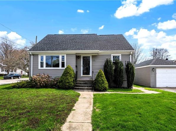 19 Hillside Ave, Newport, RI 02840