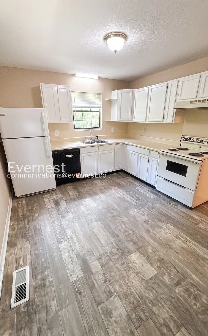 2 bed, 1.5 bath, 1019 sqft, $1,075 — Photo 2