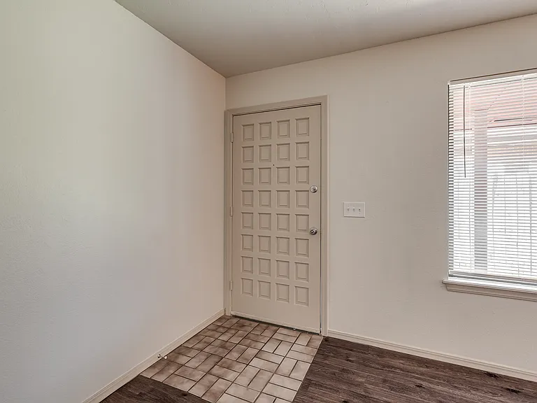 9027 N Rockwell Dr — Photo 8