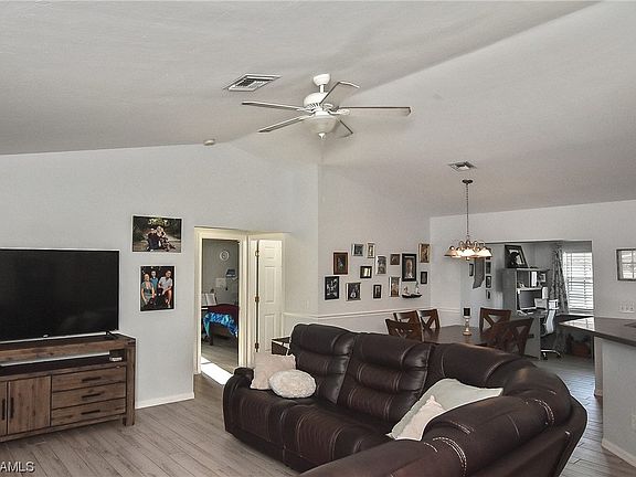 3rd image of 416 SW 34th Ter