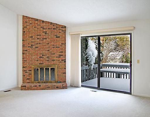 4th image of 1240 Lakeside Dr