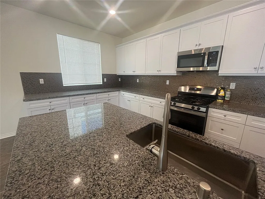 3 bed, 1946 sqft, $3,600 — Photo 3
