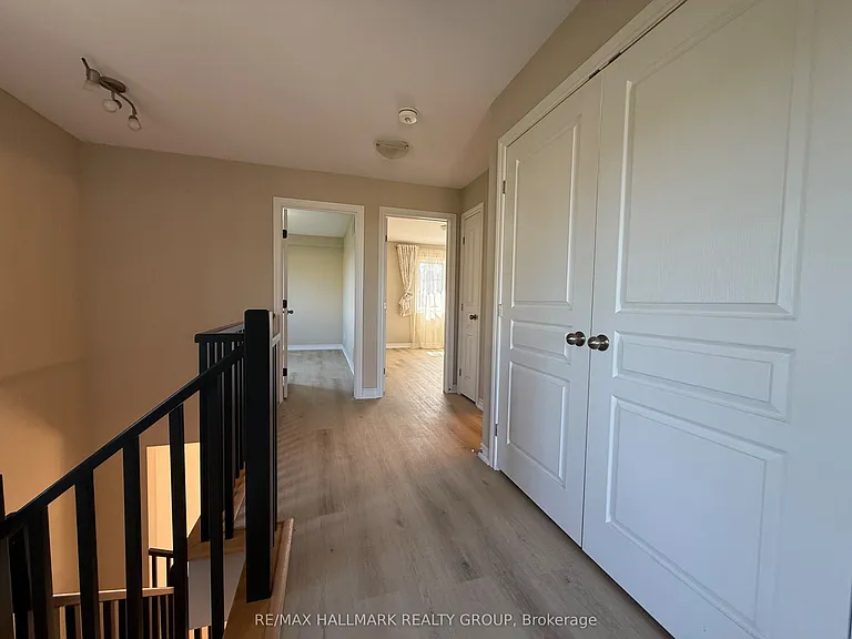 1158 Tischart Cres — Photo 25