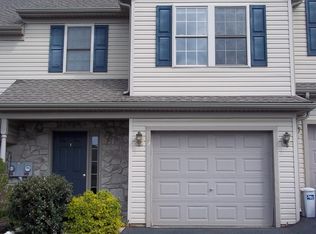 29 Village Dr, Leola, PA 17540