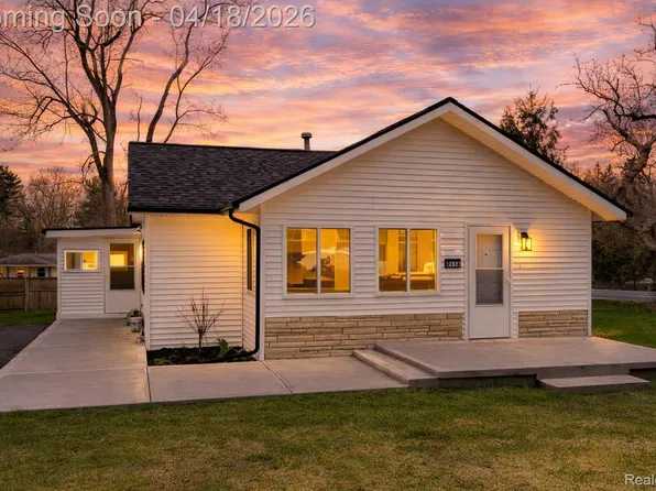 2514 Barton St, Commerce Township, MI 48382