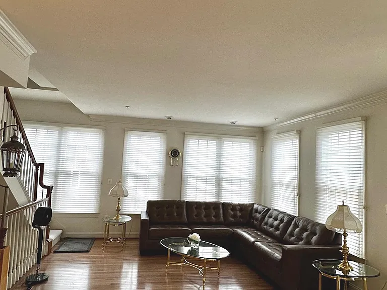 1607 Seneca Ave — Photo 6
