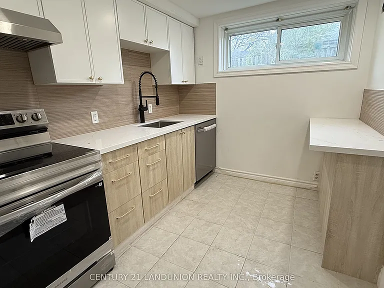 422 Lynett Cres — Photo 4