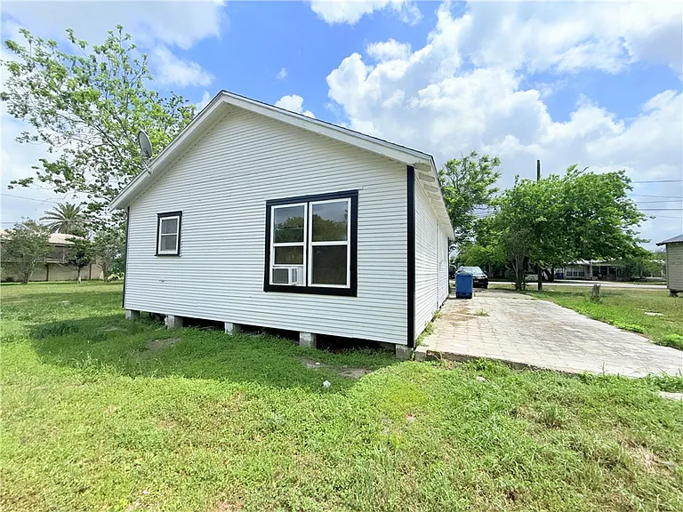 507 E Commons St — Photo 21
