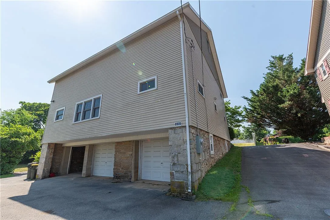 4 bed, 1.0 bath, 2808 sqft, $2,495 — Photo 2