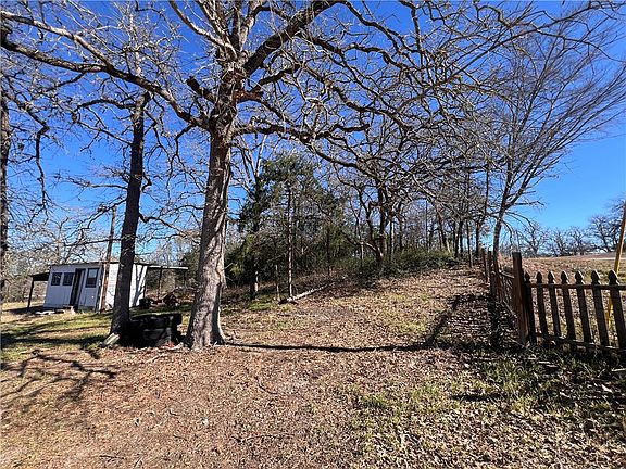 3rd image of 111 Pin Oak Cir