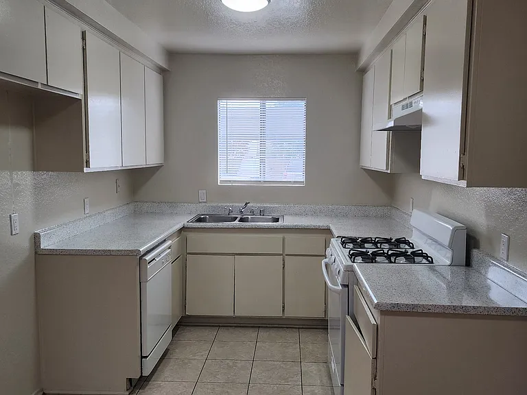 16824 Holly Dr #8 — Photo 17