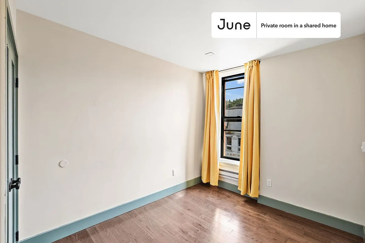 Queen bedroom in 2 bed/1 bath home in East Harlem #499 B — Photo 2