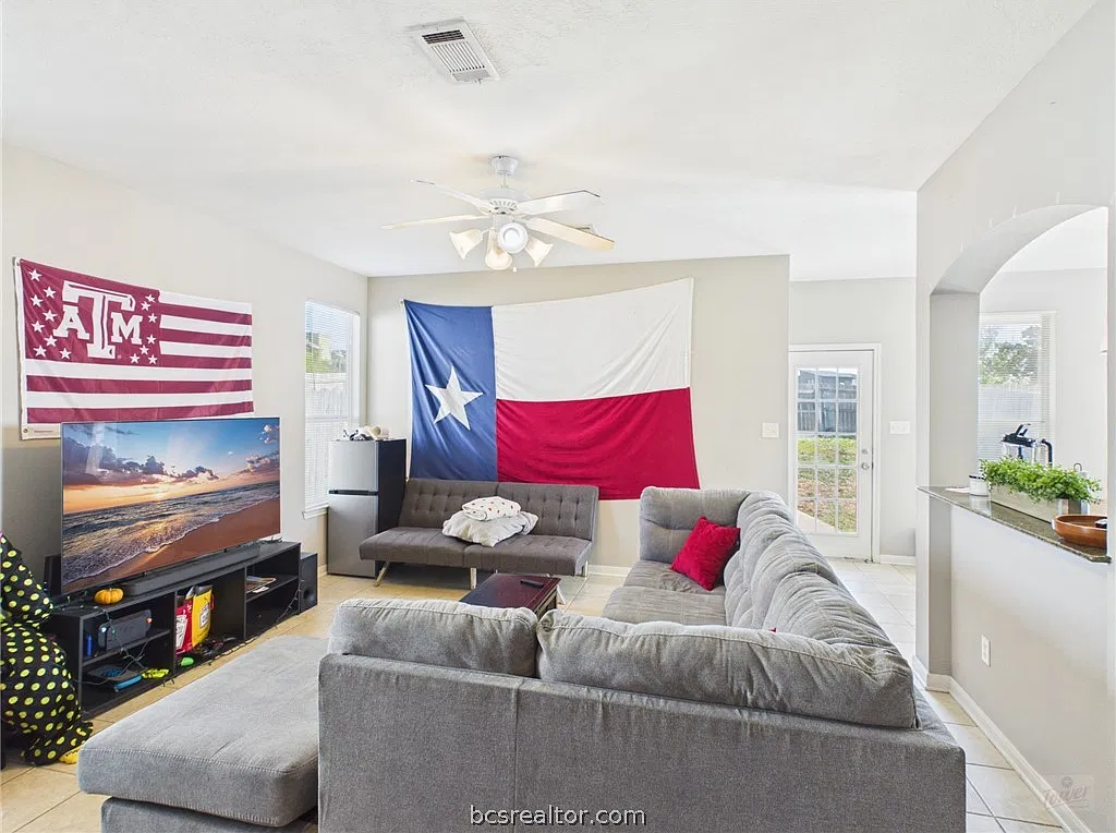 4 bed, 1710 sqft, $2,500 — Photo 2