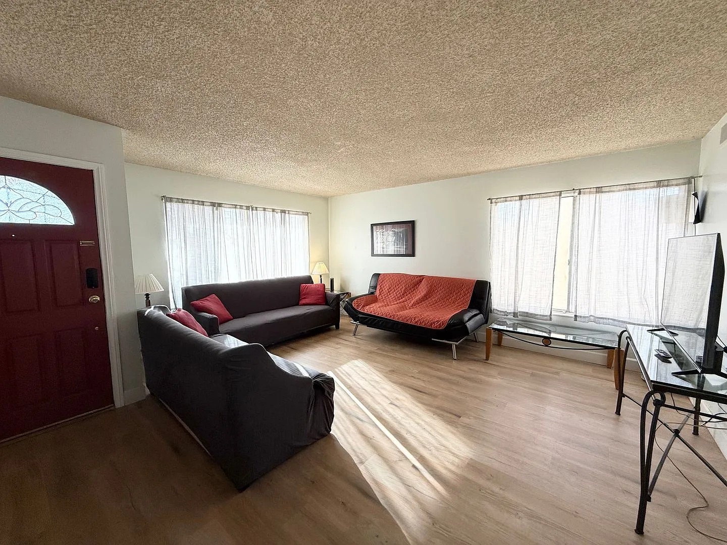Fully Furnished 4-Bedroom Home in Prime Central Las Vegas Location — Photo 4