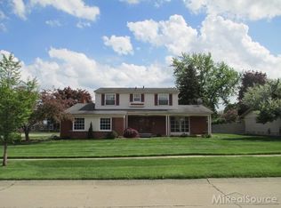 967 Huntsford Dr, Troy, MI 48084