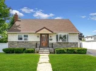 526 Knoll Ct, Seaford, NY 11783
