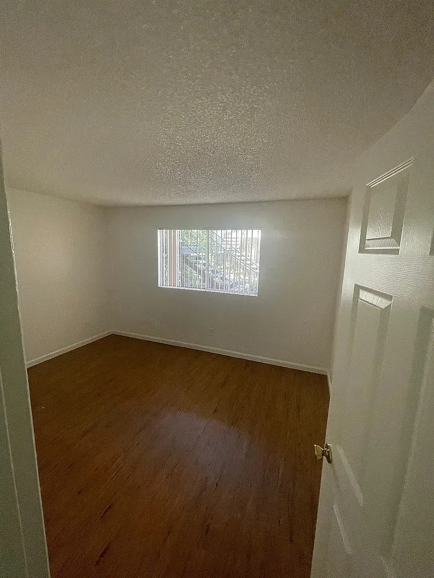254-280 N Mollison Ave — Photo 2