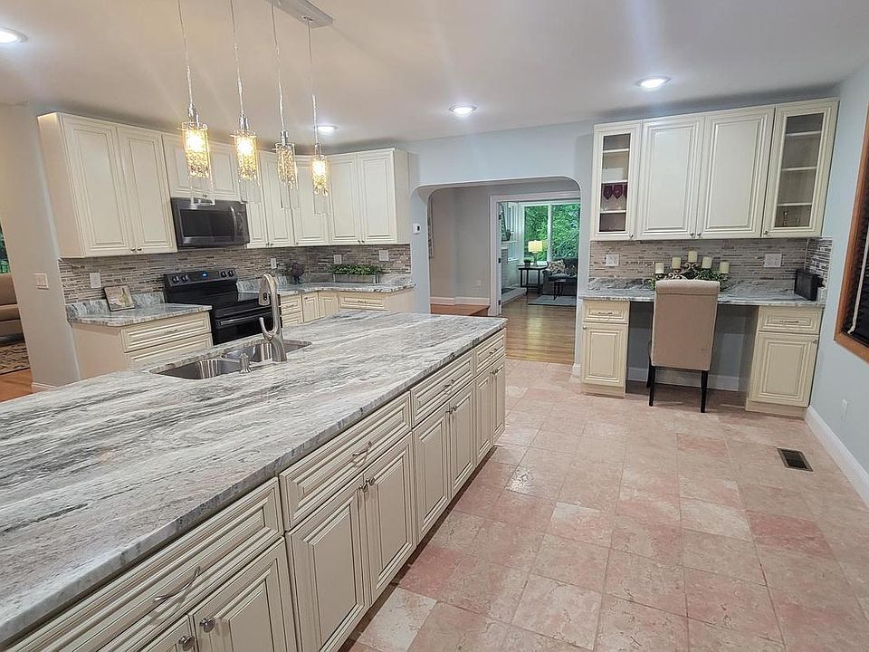 1st image of 2401 Greenleaf Dr