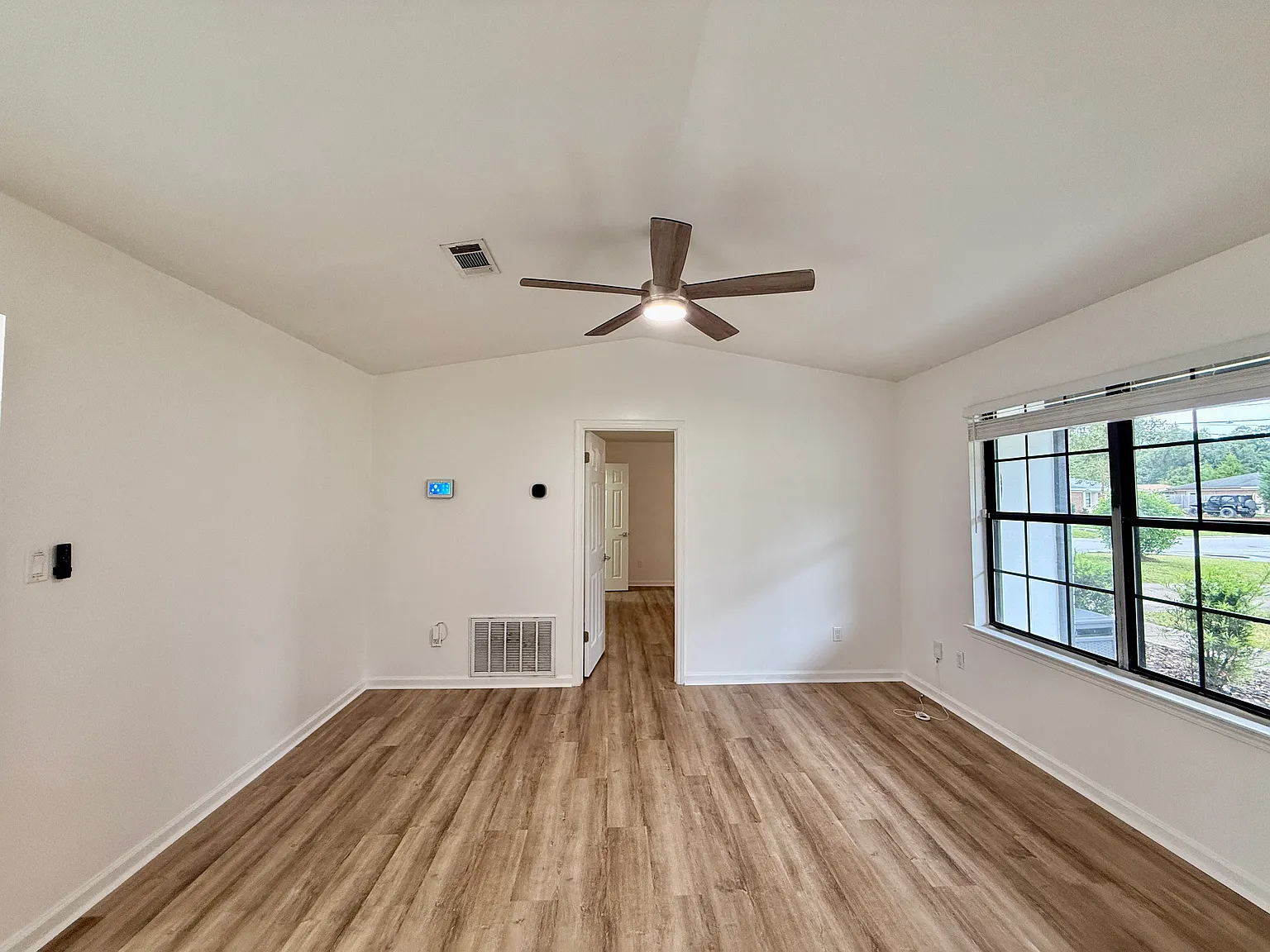 Updated Home Close to NAS — Photo 3