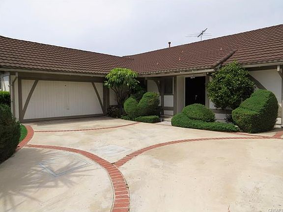 4th image of 23425 Balmoral Ln