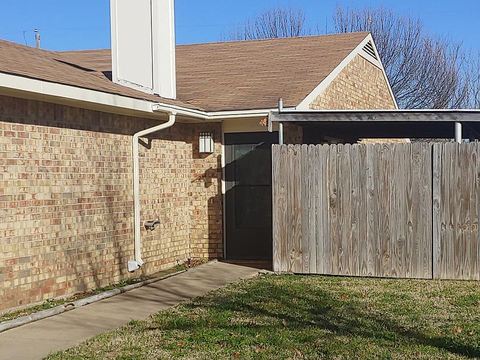 531 Canary Lane Red Oak Two bedroom, 2 bath duplex leasing for $1000 per month. No Pets, No Smoking, Application with rental, employment and background check