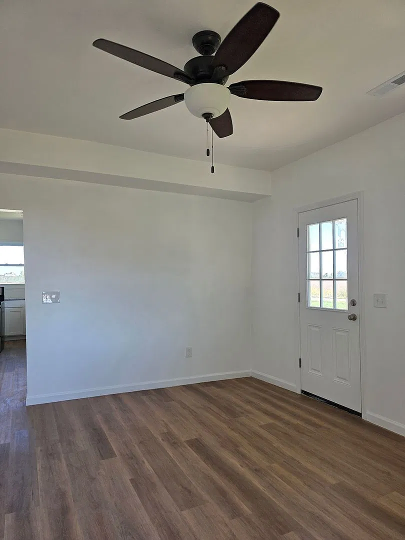 Large, Spacious totally rehabbed home on a large private lot in Eastwood district — Photo 4