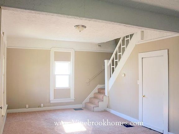 3rd image of 944 N Oakland Ave