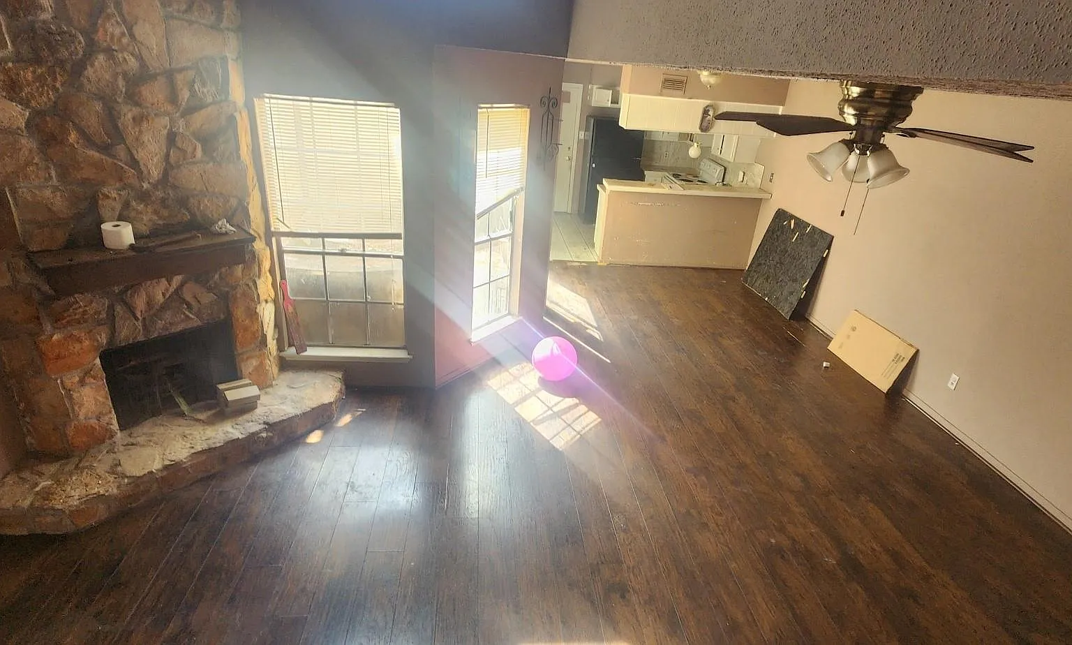 3 bed, 2.0 bath, 1534 sqft, $1,300 — Photo 3