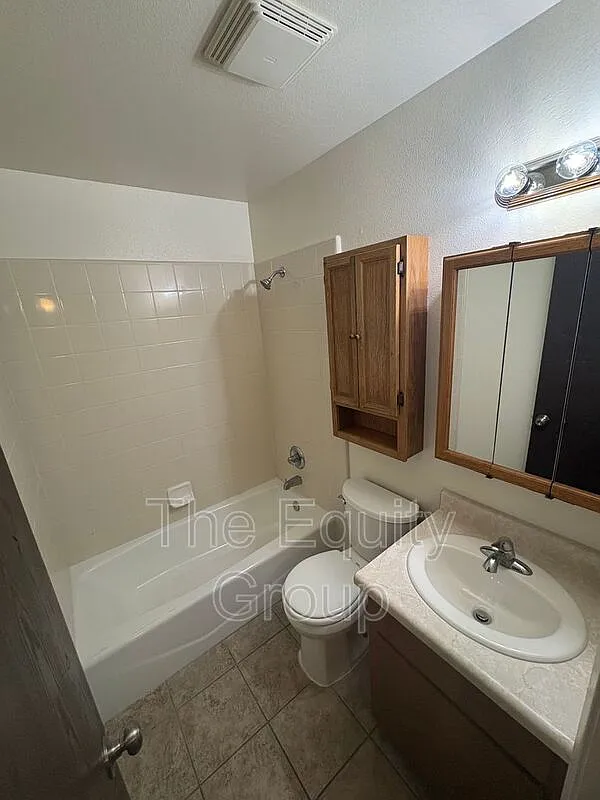 Building Photo - 512 N Kaweah St #A