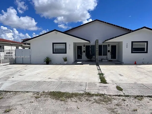 3 bed, 2.0 bath, 2768 sqft, $3,500 — Photo 1