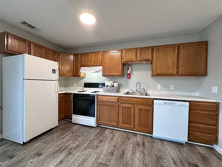 Lakeland Hills Apartment Homes — Photo 32