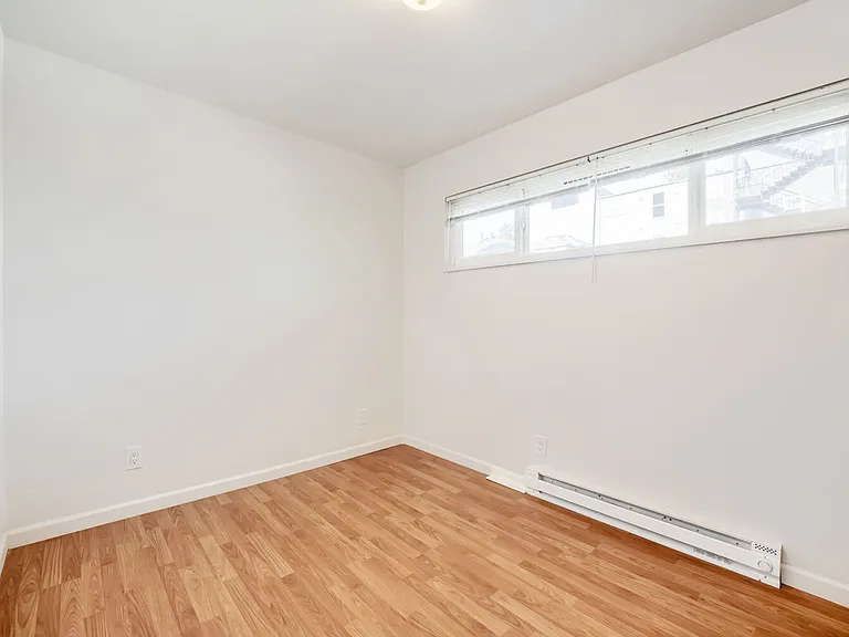 Catalina Apartments — Photo 13