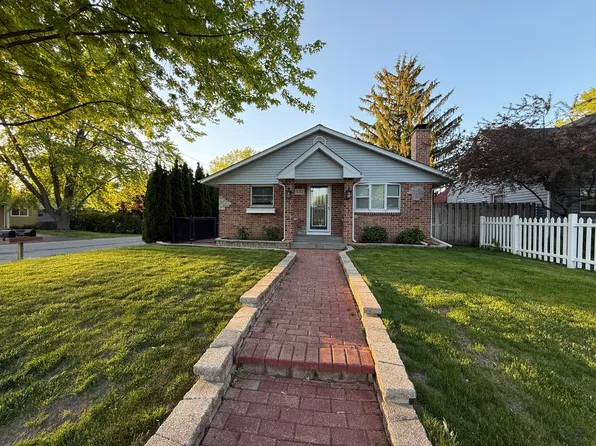 522 Lilac Ct, Round Lake Beach, IL 60073