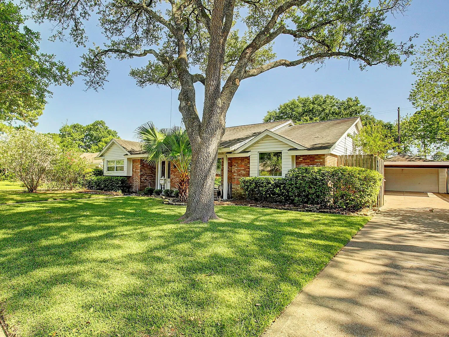 3 bed, 2.5 bath, 2525 sqft, $2,750 — Photo 2