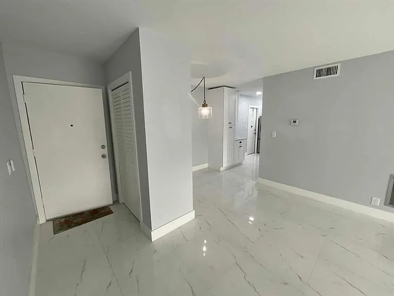 649 W Oakland Park Blvd #211A — Photo 4