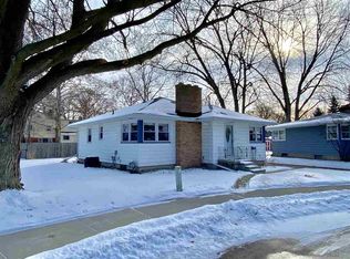 9 Oakland Ct, Essexville, MI
