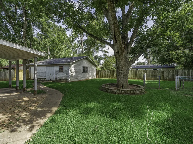 1602 San Saba St — Photo 9