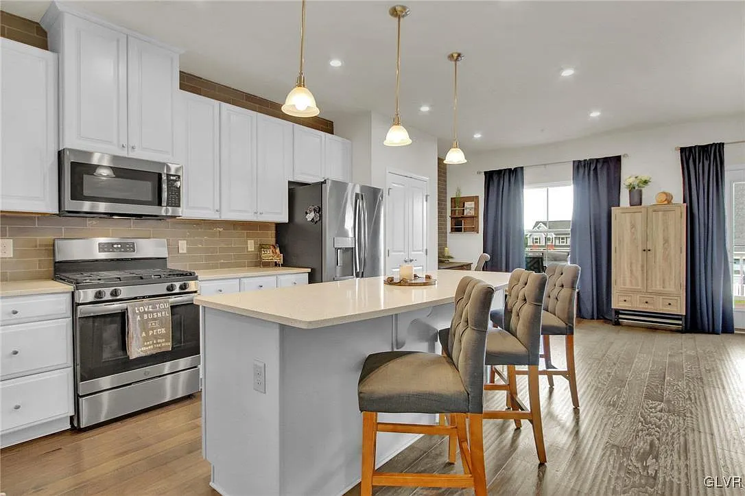 3 bed, 2407 sqft, $3,149 — Photo 2